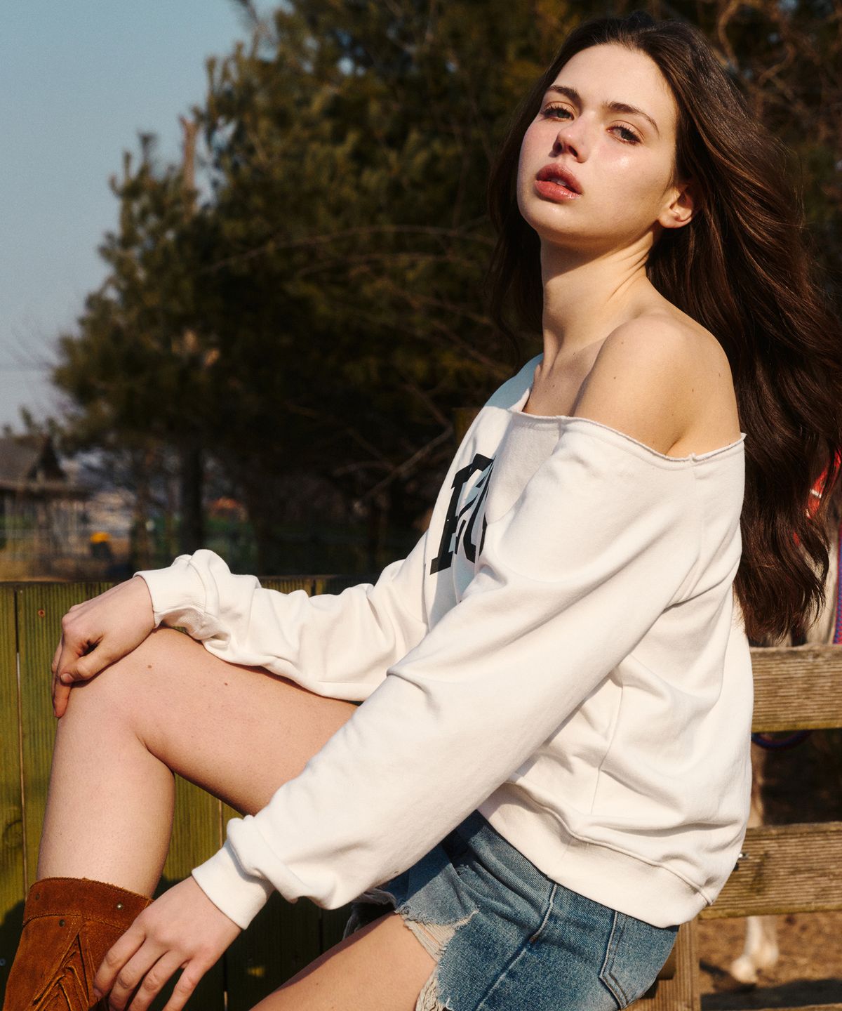 에르에르(ERER) Off-shoulder Arizona Sweatshirt Ivory