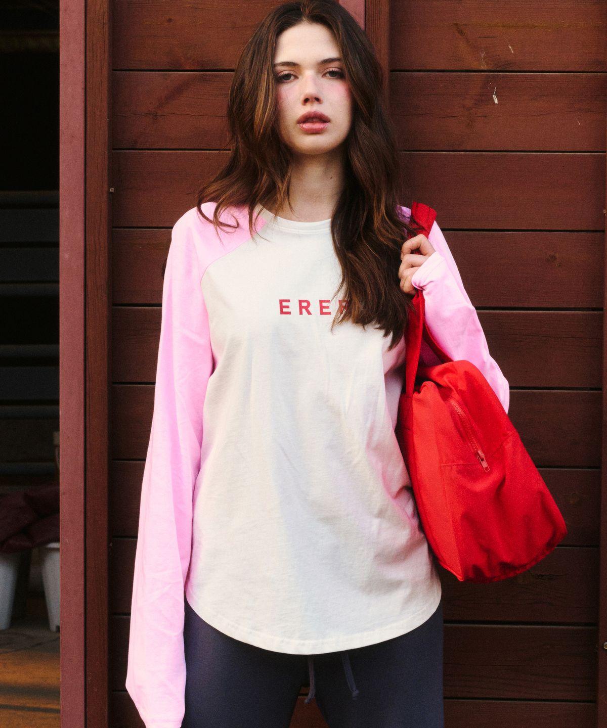 에르에르(ERER) Logo Raglan long-sleeved T-shirt Pink