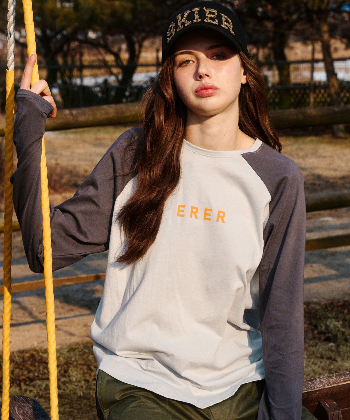 에르에르(ERER) Logo Raglan long-sleeved T-shirt Gray