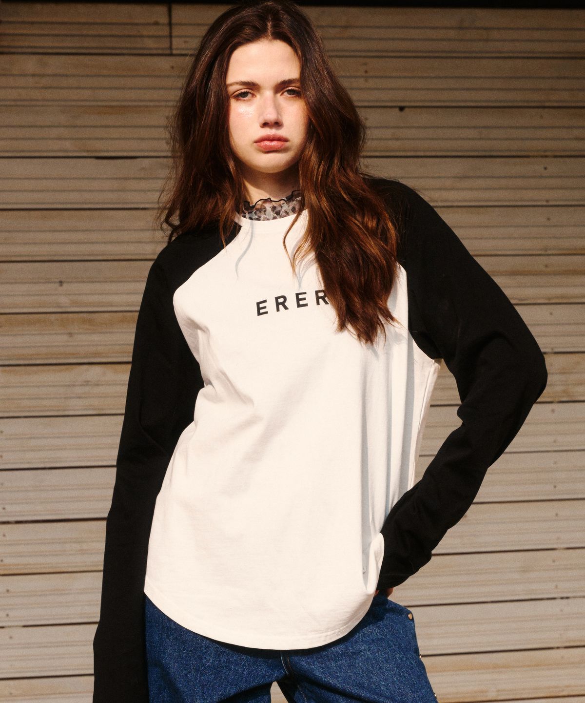 에르에르(ERER) Logo Raglan long-sleeved T-shirt Black
