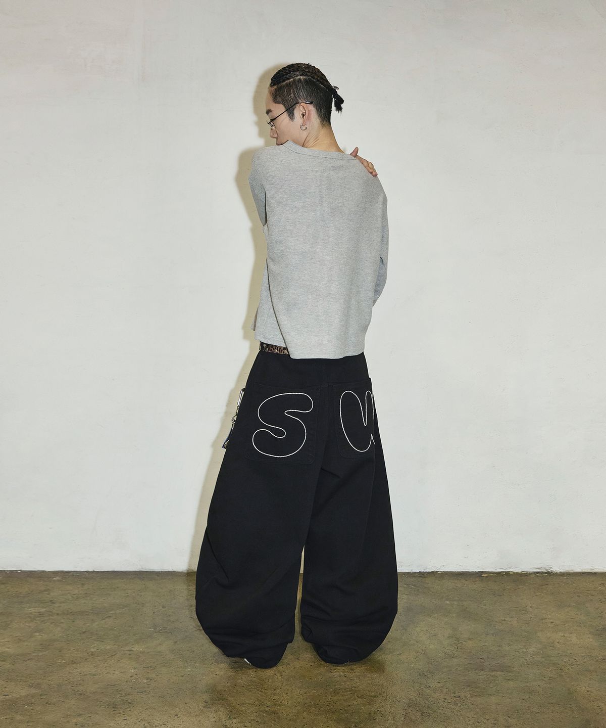 스켈리웩(SCALLYWAG) 백 포켓 SW 스티치 코튼 팬츠[블랙]