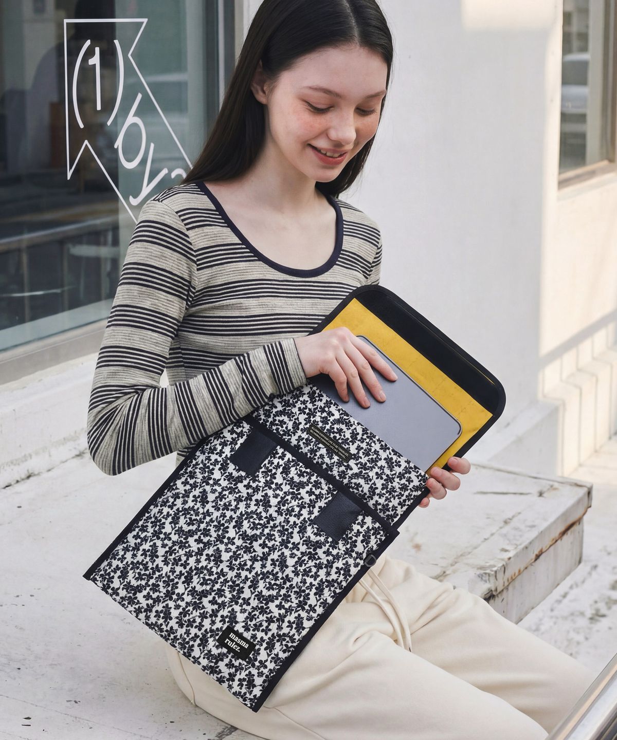 마스마룰즈(MASMARULEZ) Twin Pocket Shell Tablet Pouch_Black flower
