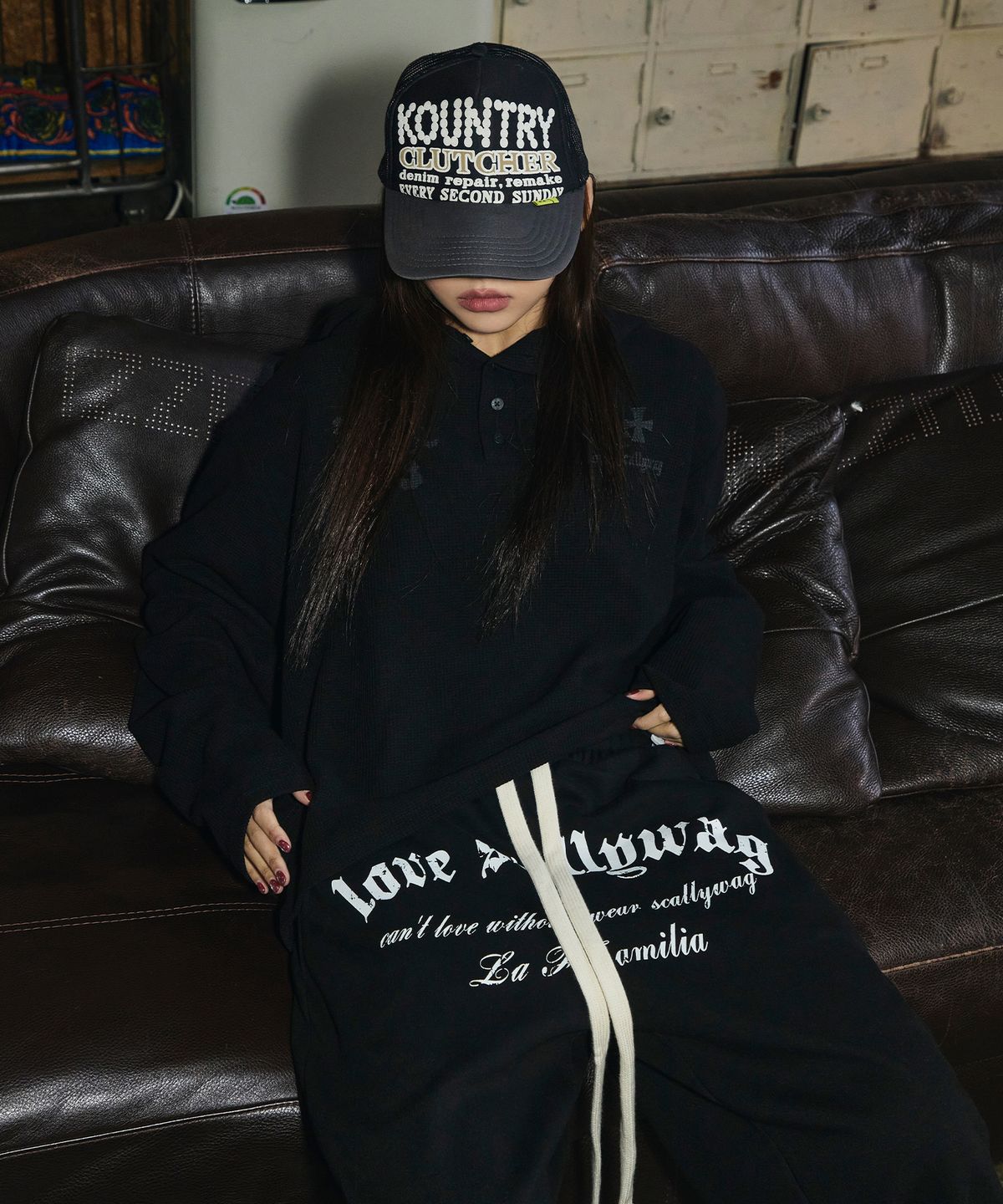 스켈리웩(SCALLYWAG) 크롬 레터링 메가 커브드핏 스웨트 팬츠[블랙]