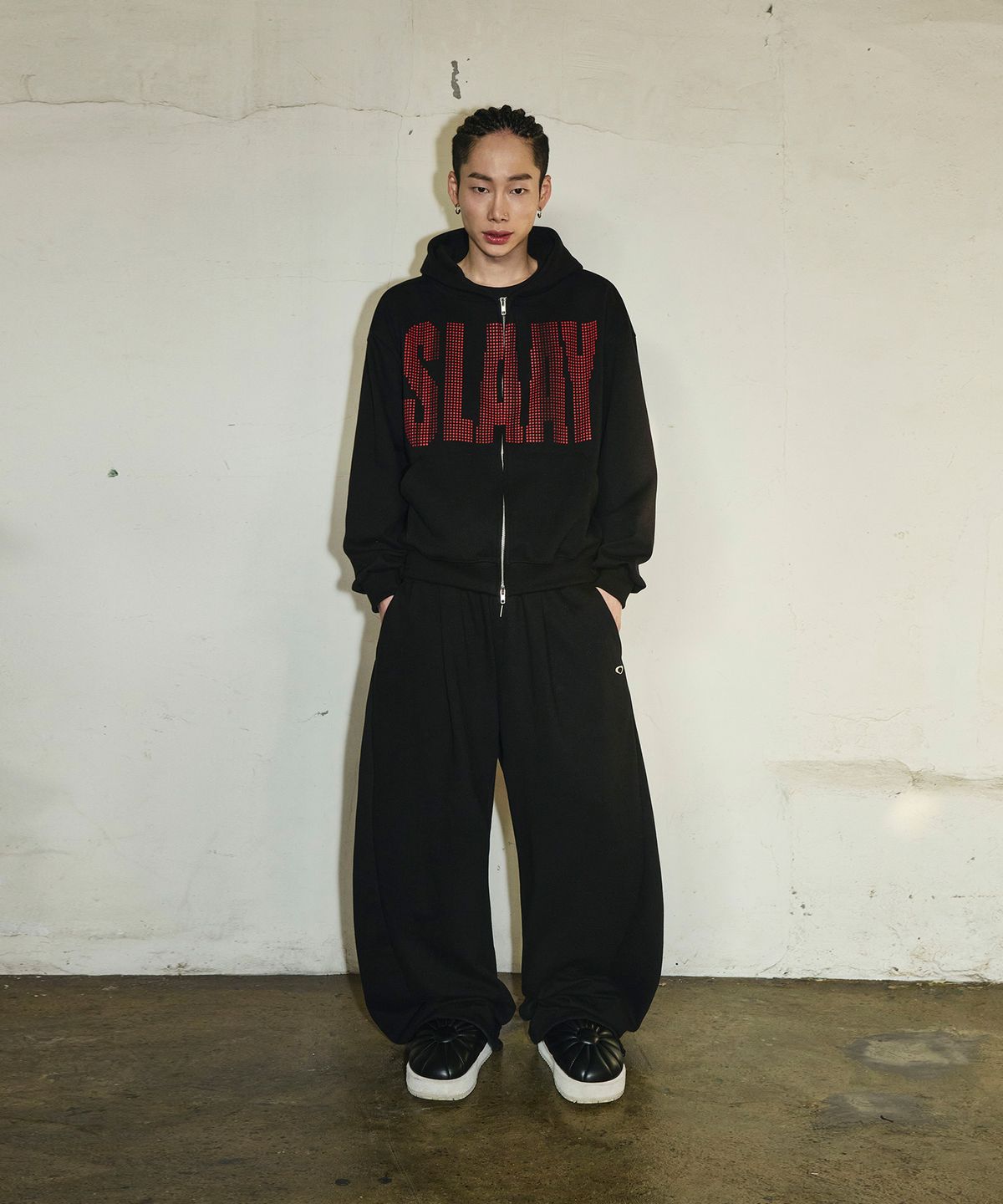 스켈리웩(SCALLYWAG) 스몰 로고 멀티턱 커브드 스웨트 팬츠[블랙]