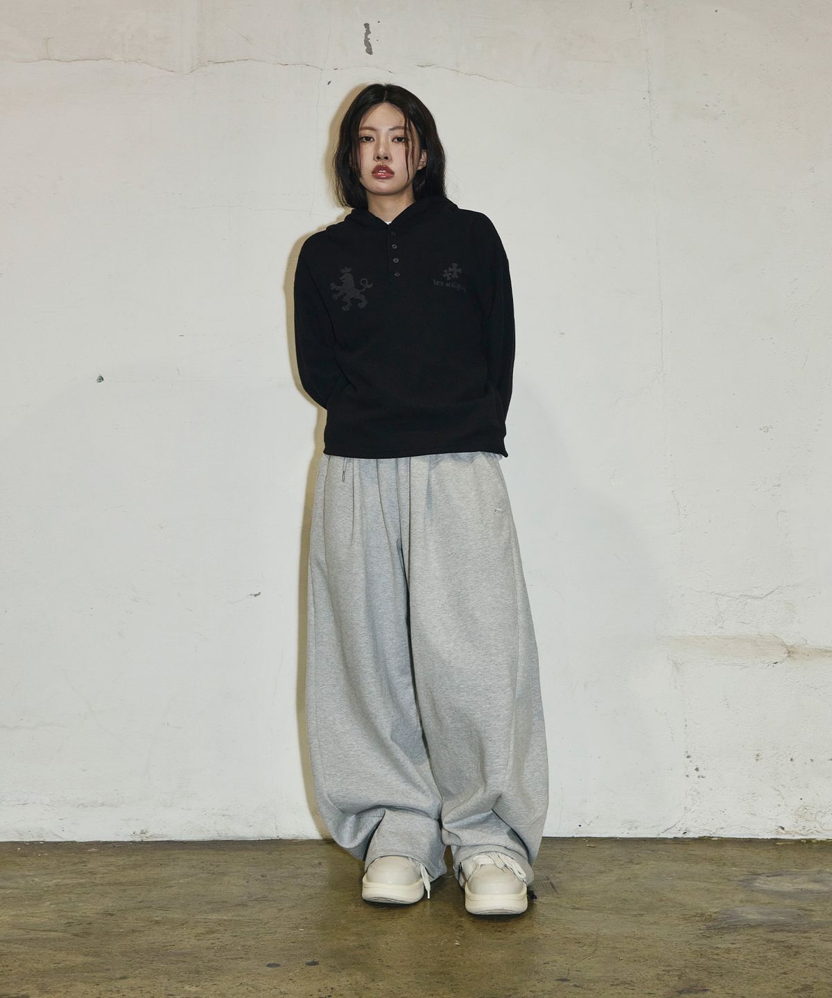 스켈리웩(SCALLYWAG) 스몰 로고 멀티턱 커브드 스웨트 팬츠[그레이]
