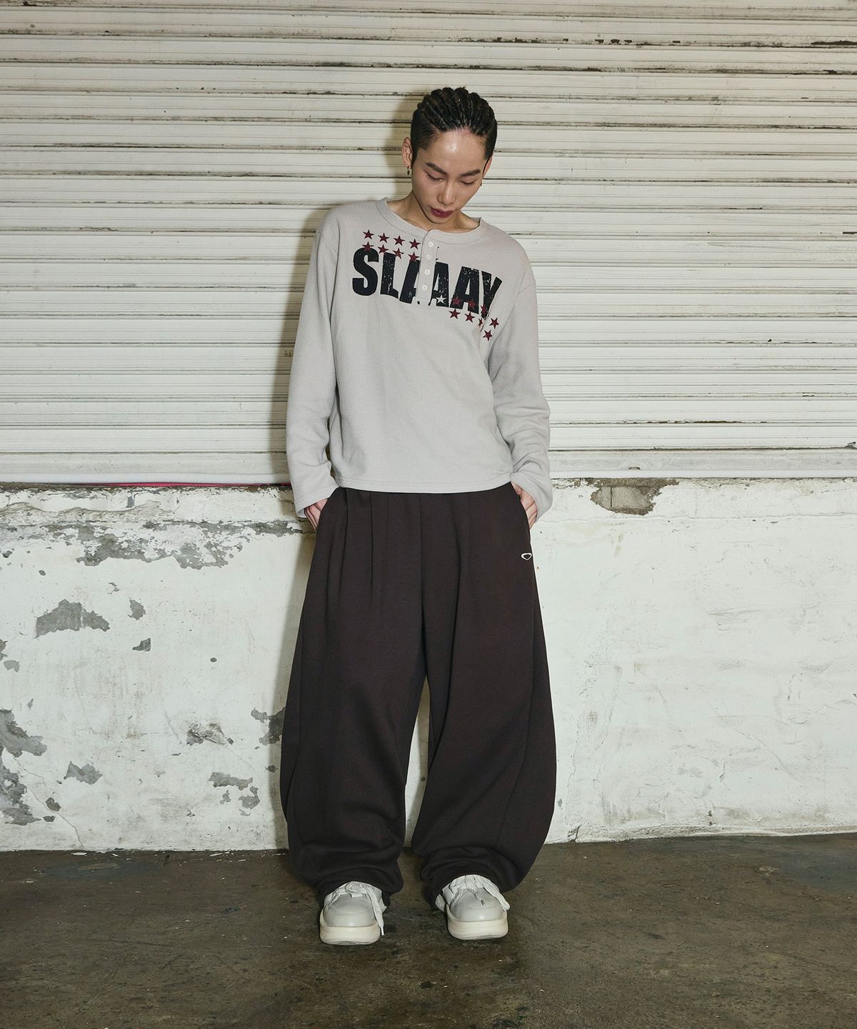 스켈리웩(SCALLYWAG) 스몰 로고 멀티턱 커브드 스웨트 팬츠[브라운]
