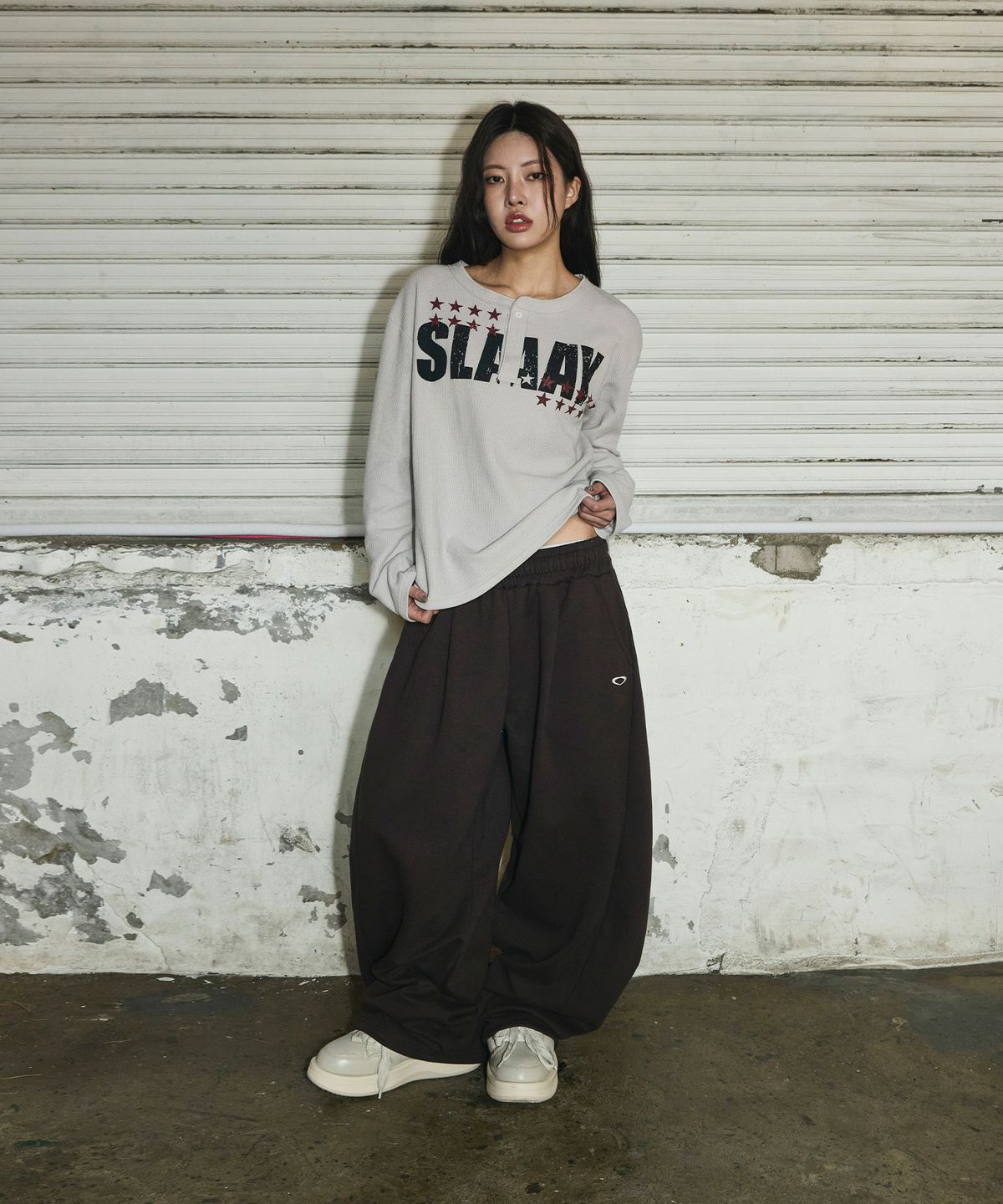 스켈리웩(SCALLYWAG) 스몰 로고 멀티턱 커브드 스웨트 팬츠[브라운]