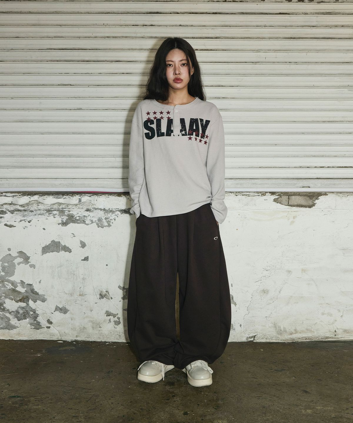 스켈리웩(SCALLYWAG) 스몰 로고 멀티턱 커브드 스웨트 팬츠[브라운]