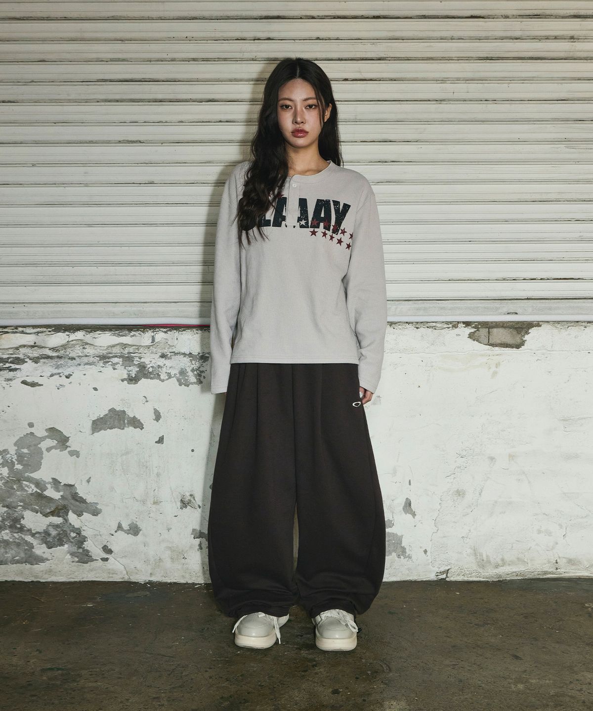 스켈리웩(SCALLYWAG) 스몰 로고 멀티턱 커브드 스웨트 팬츠[브라운]