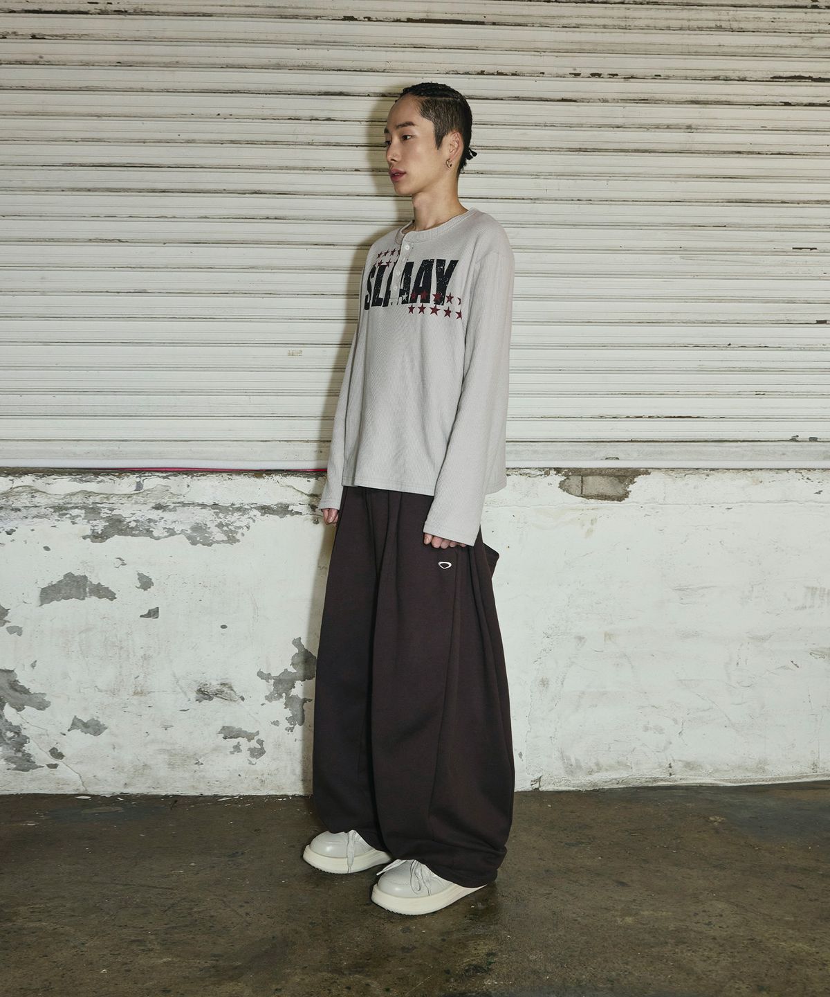 스켈리웩(SCALLYWAG) 스몰 로고 멀티턱 커브드 스웨트 팬츠[브라운]