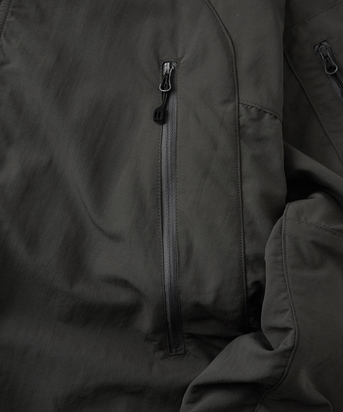 아웃스탠딩(OUTSTANDING) NYLON RIPSTOP PCU JACKET_CHARCOAL