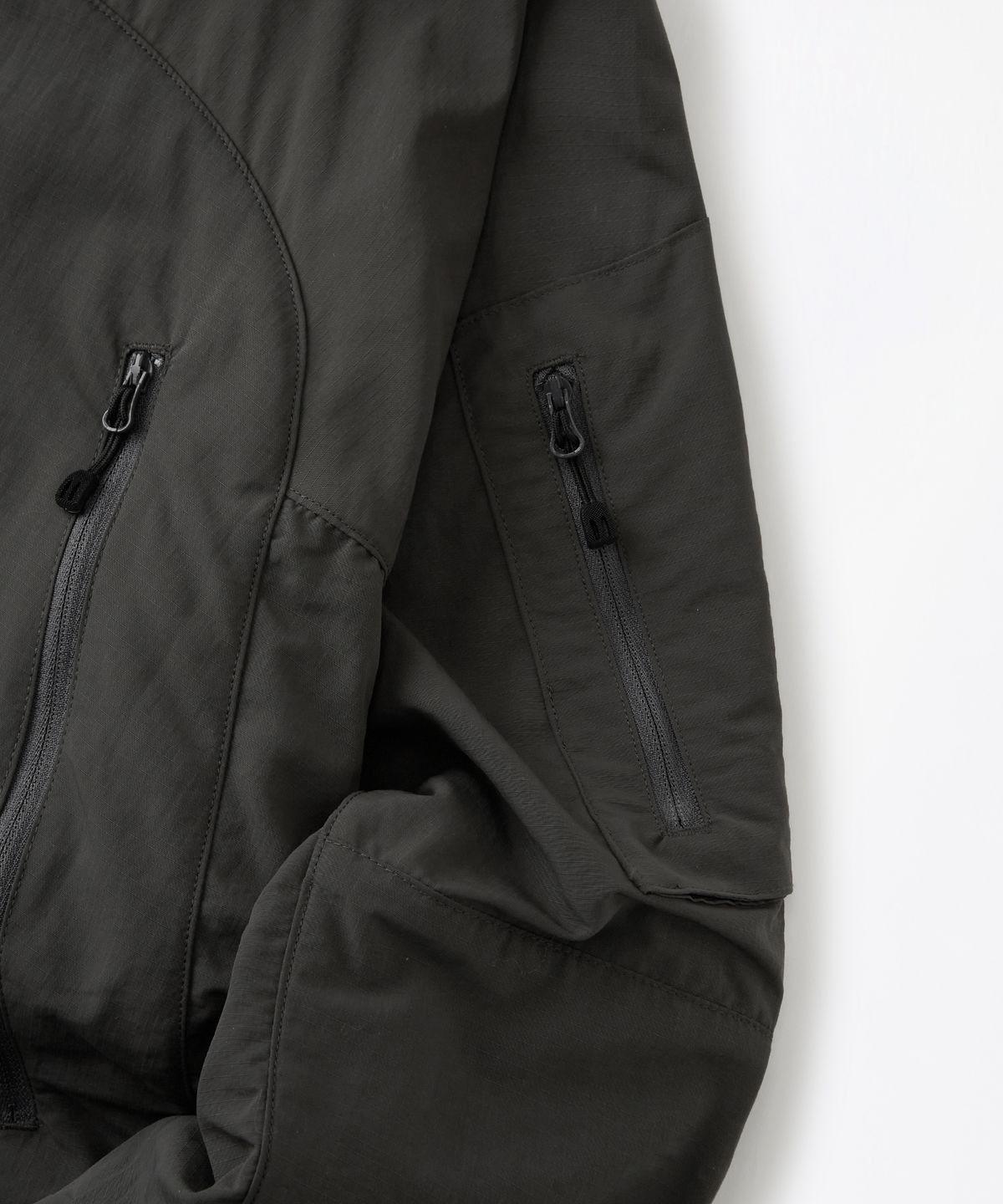 아웃스탠딩(OUTSTANDING) NYLON RIPSTOP PCU JACKET_CHARCOAL