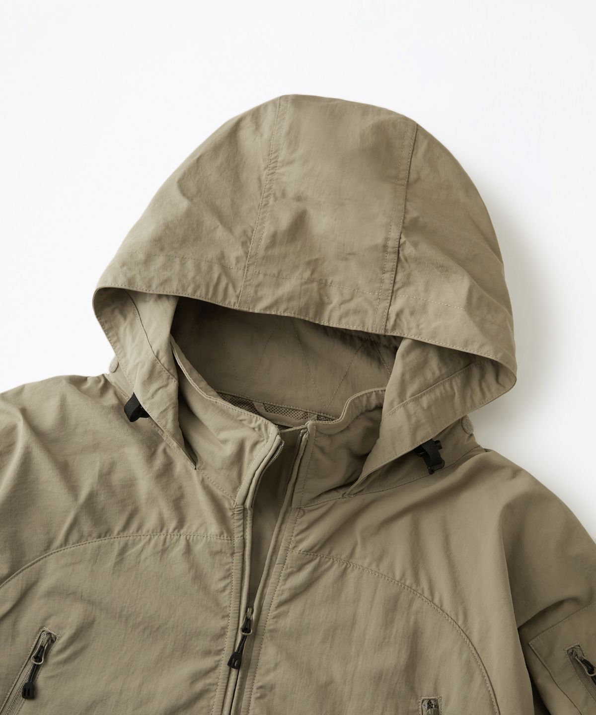 아웃스탠딩(OUTSTANDING) NYLON RIPSTOP PCU JACKET_BEIGE