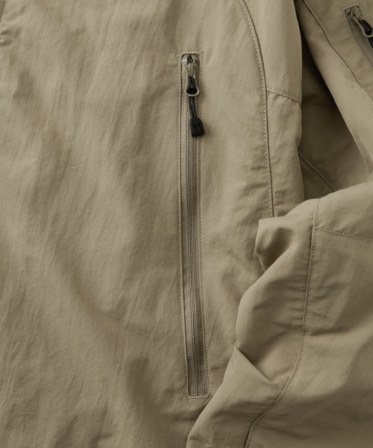 아웃스탠딩(OUTSTANDING) NYLON RIPSTOP PCU JACKET_BEIGE