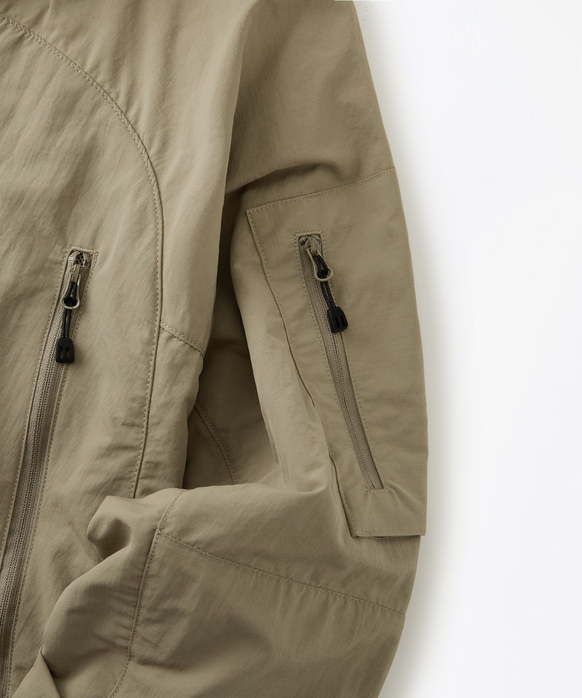 아웃스탠딩(OUTSTANDING) NYLON RIPSTOP PCU JACKET_BEIGE
