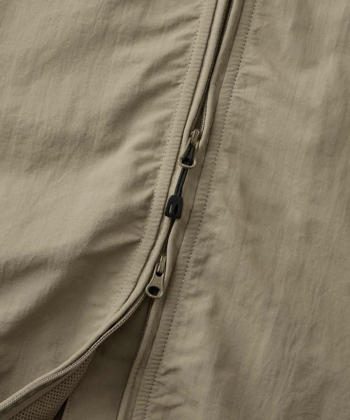 아웃스탠딩(OUTSTANDING) NYLON RIPSTOP PCU JACKET_BEIGE