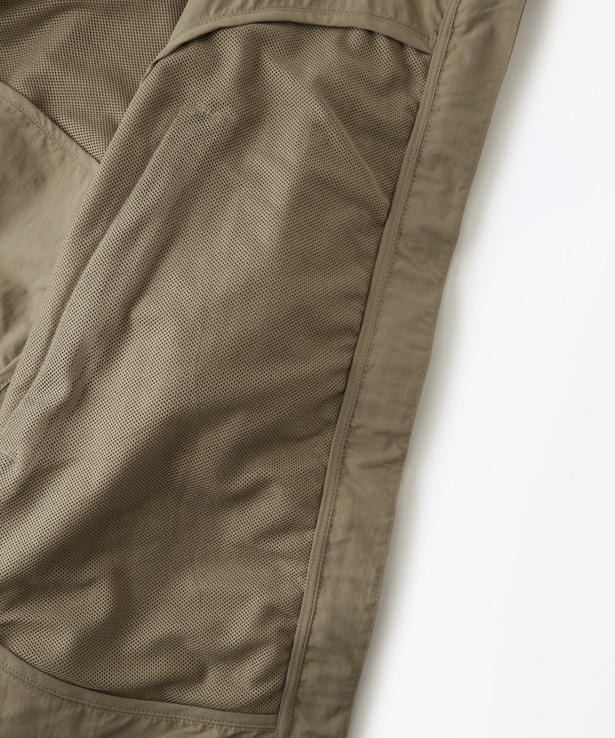 아웃스탠딩(OUTSTANDING) NYLON RIPSTOP PCU JACKET_BEIGE