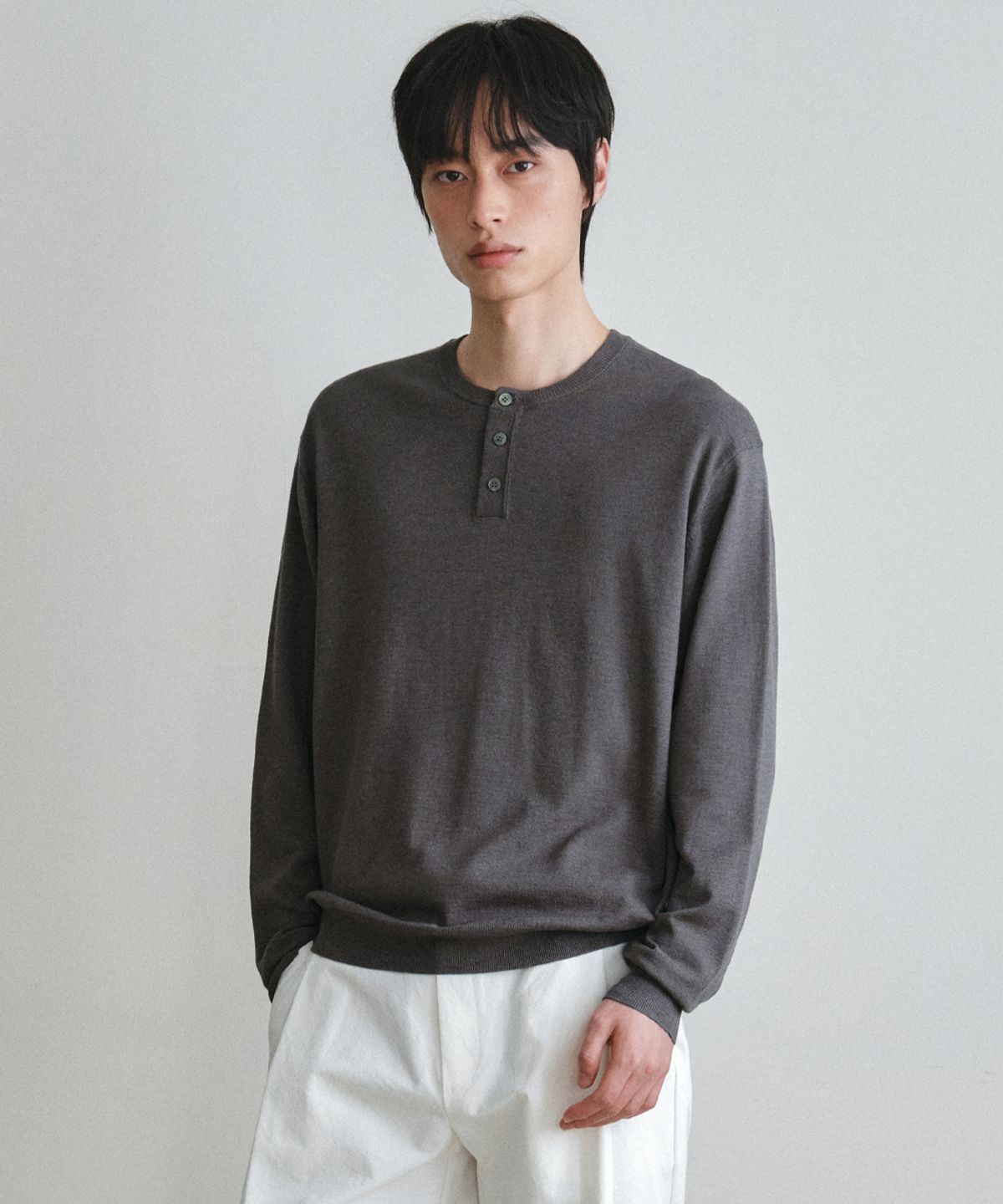 웬즈데이오아시스(WEDNESDAY OASIS) 워셔블 미니멀 헨리넥 니트_KHAKI BROWN(WC26KN21)