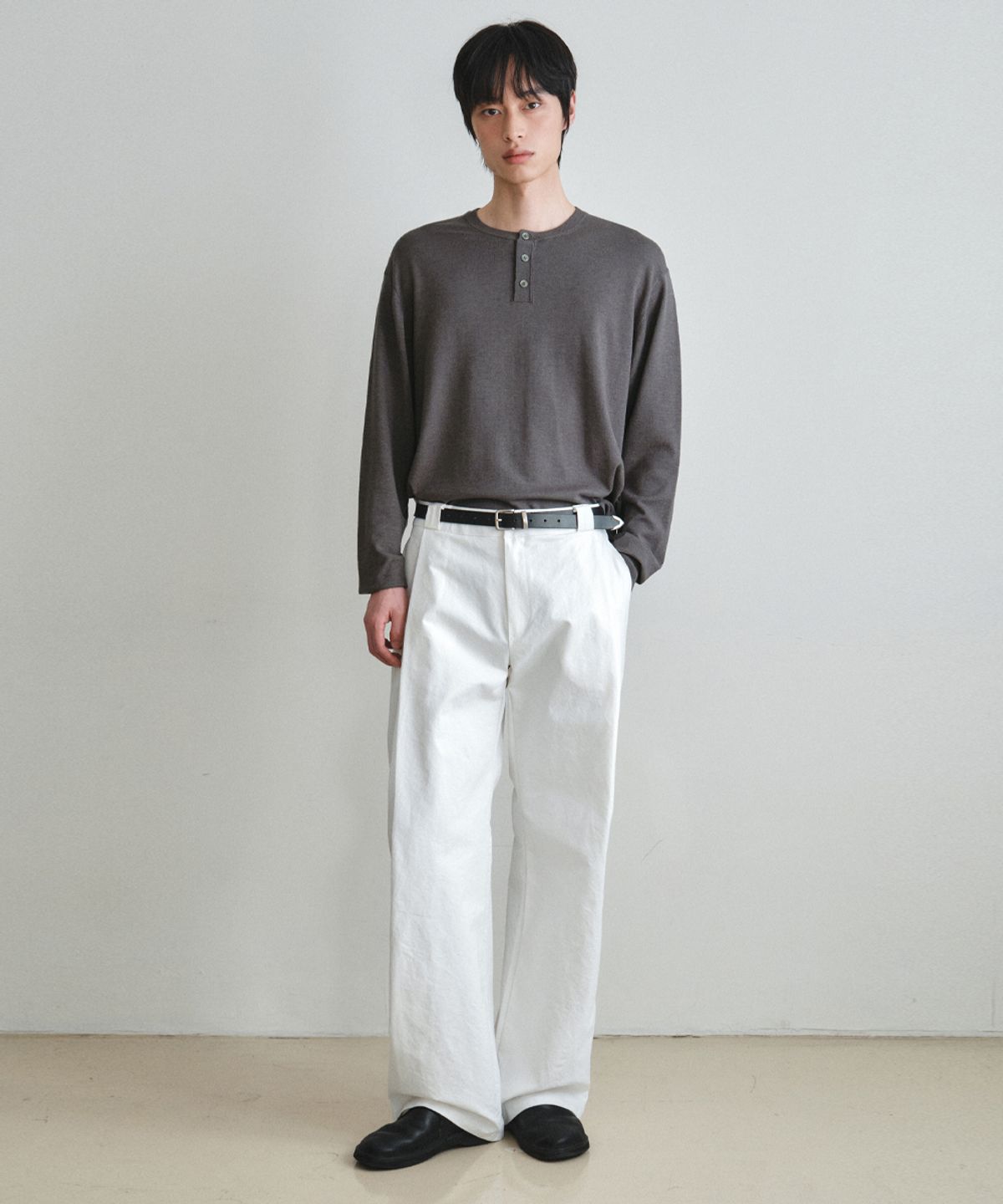 웬즈데이오아시스(WEDNESDAY OASIS) 워셔블 미니멀 헨리넥 니트_KHAKI BROWN(WC26KN21)
