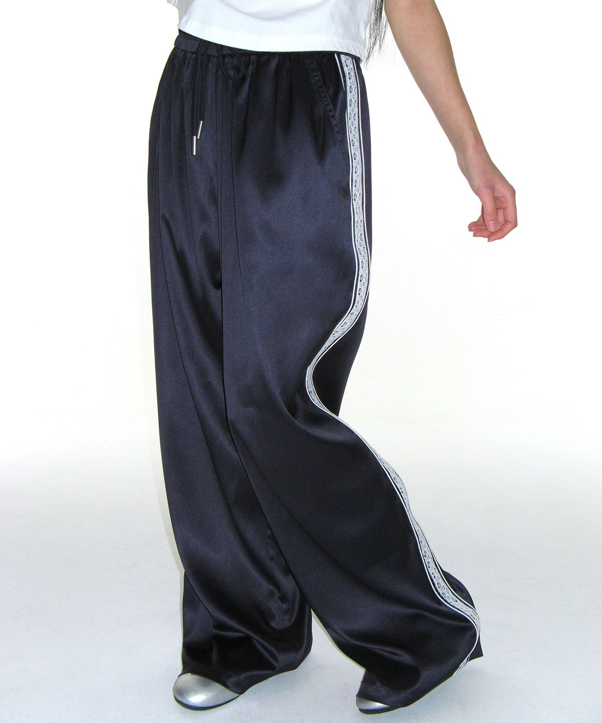 아메스 월드와이드(AMES-WORLDWIDE) LACE GLOSSY PANTS NAVY