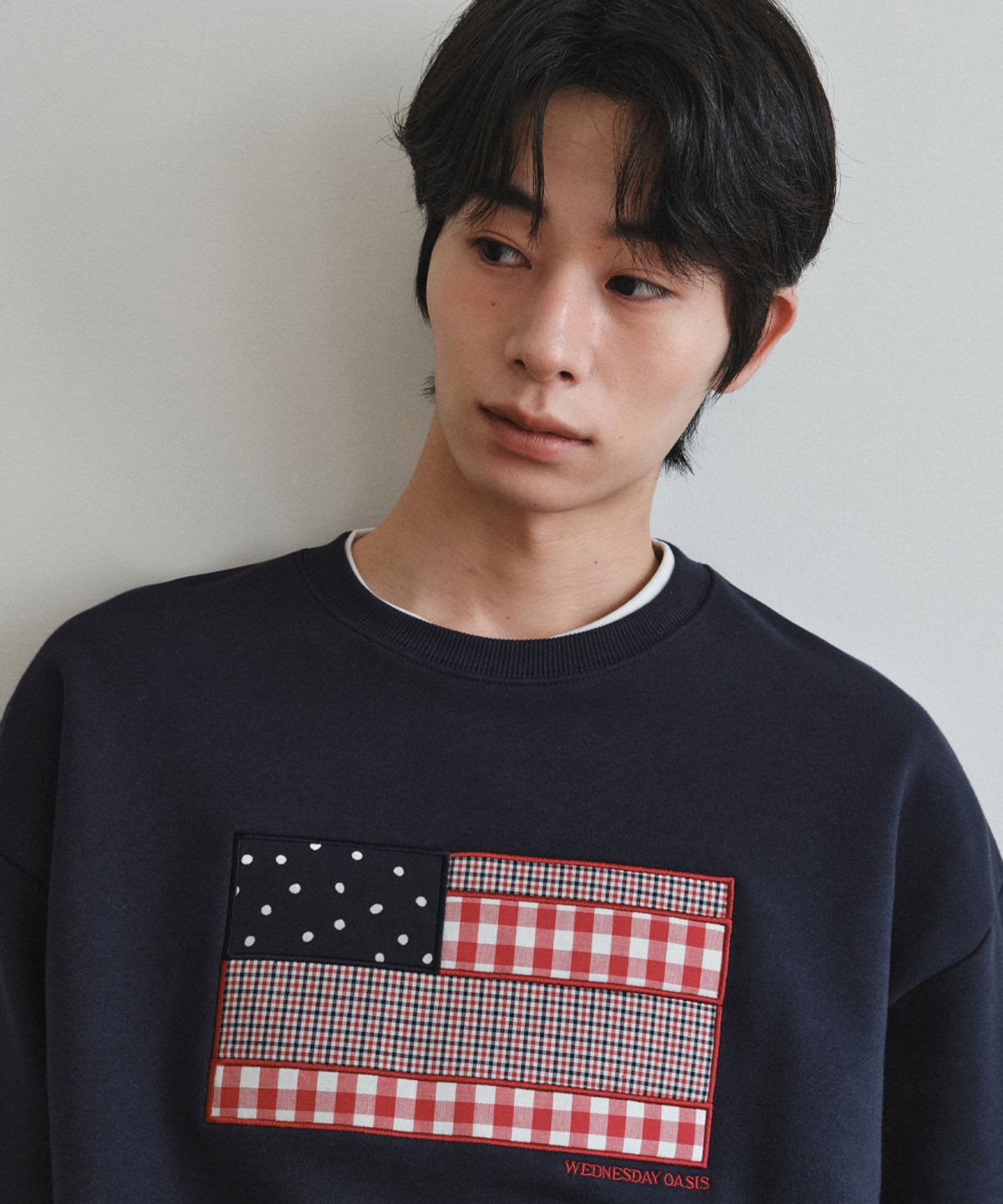 웬즈데이오아시스(WEDNESDAY OASIS) 플래그 아플리케 스웻셔츠_NAVY(W26TP08)
