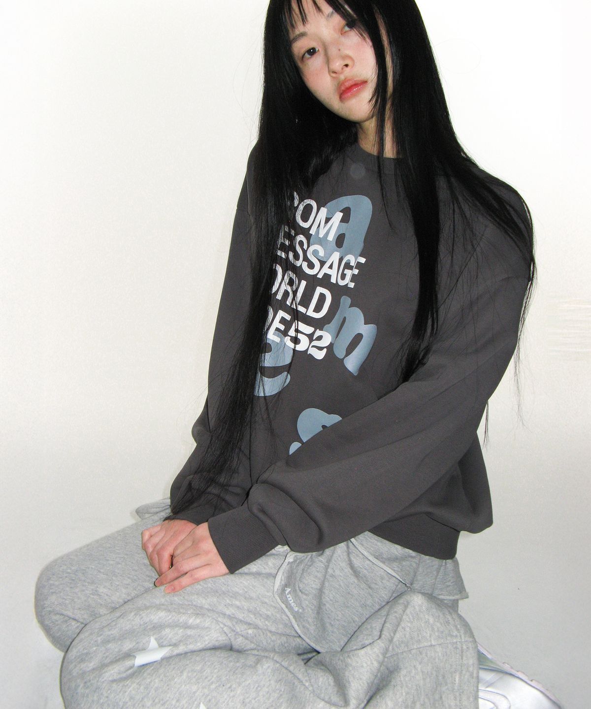 아메스 월드와이드(AMES-WORLDWIDE) BIG LETTERING SWEATSHIRT CHARCOAL