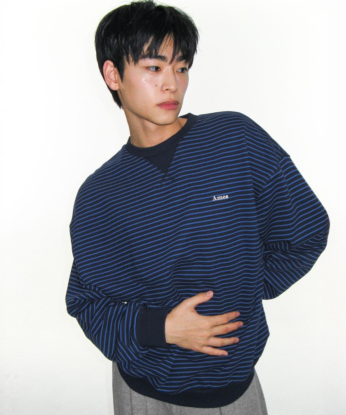 아메스 월드와이드(AMES-WORLDWIDE) BASIC SMALL LOGO STRIPE SWEATSHIRT NAVY