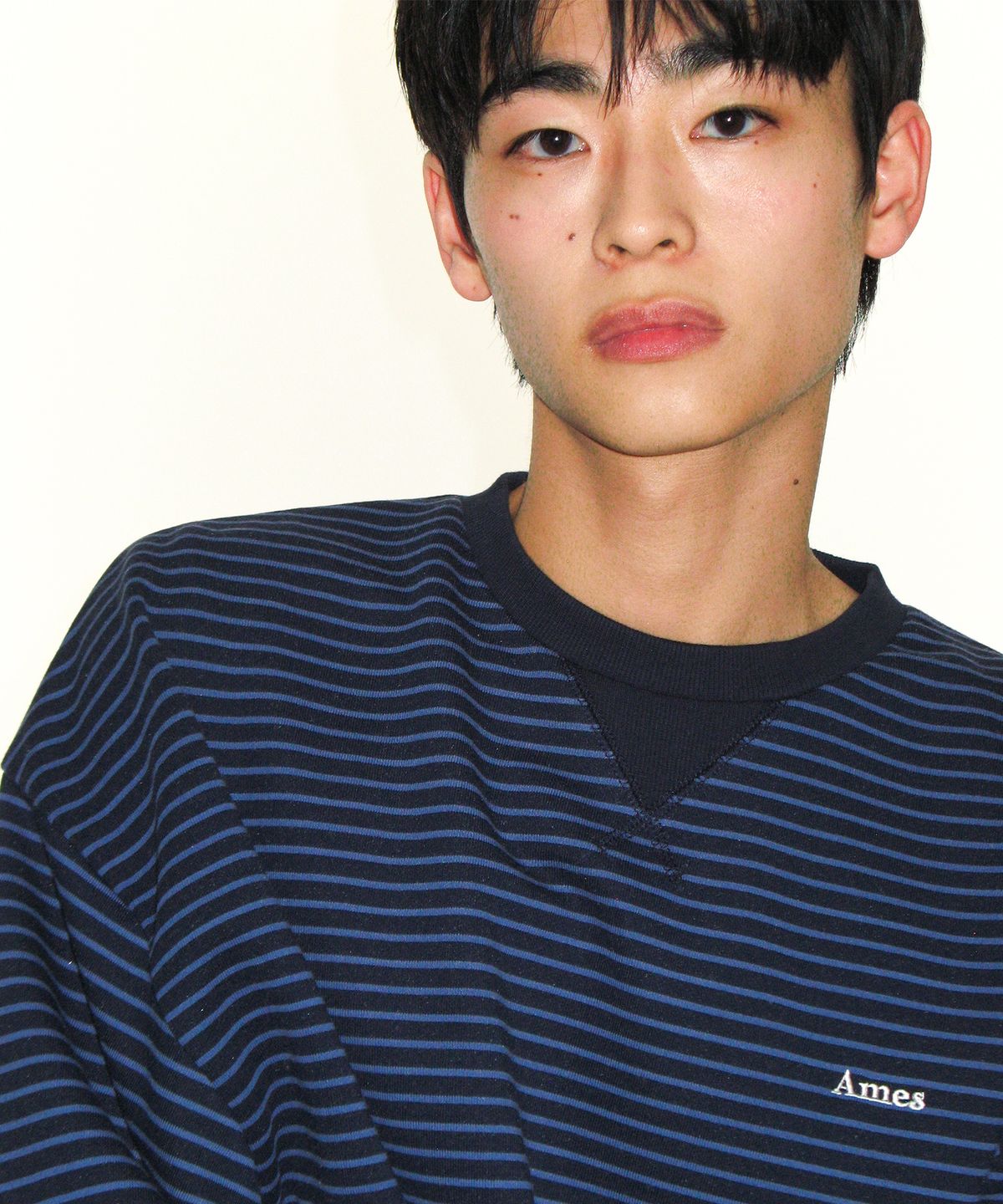 아메스 월드와이드(AMES-WORLDWIDE) BASIC SMALL LOGO STRIPE SWEATSHIRT NAVY