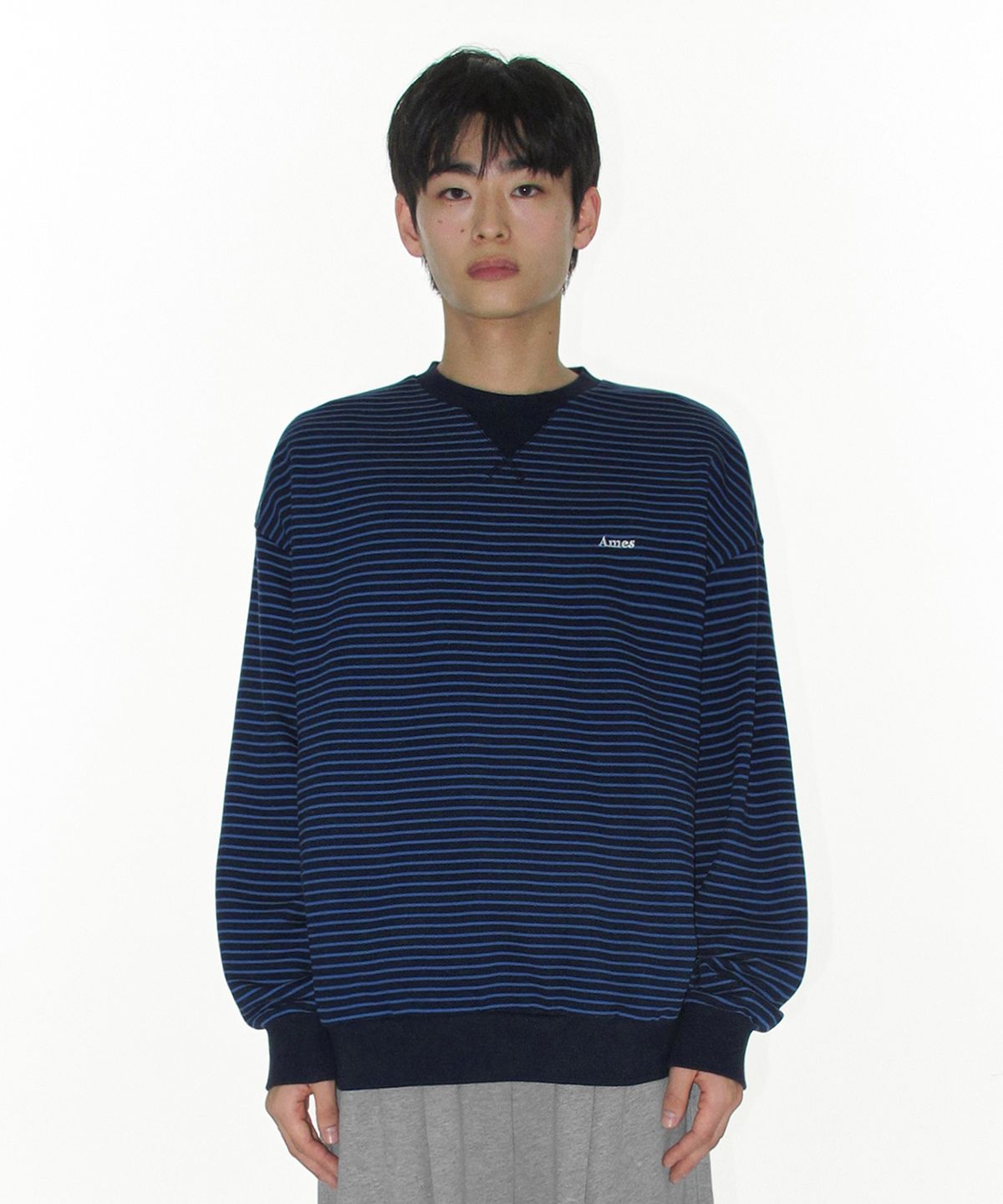 아메스 월드와이드(AMES-WORLDWIDE) BASIC SMALL LOGO STRIPE SWEATSHIRT NAVY