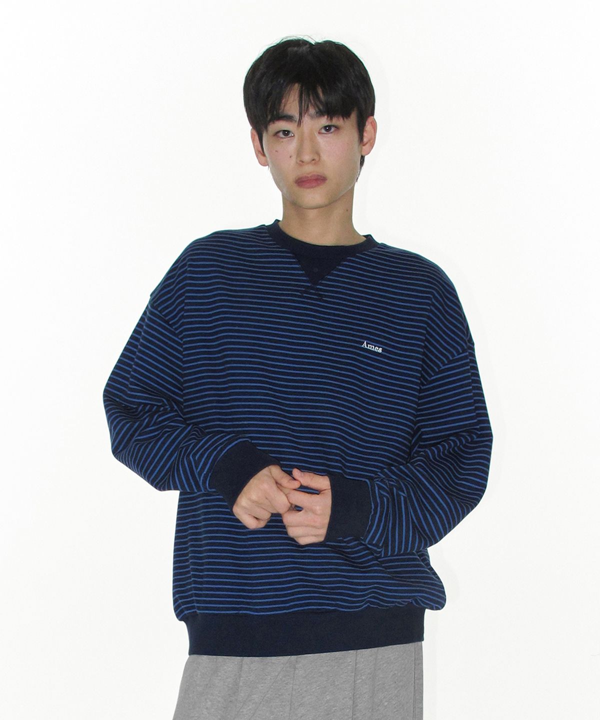 아메스 월드와이드(AMES-WORLDWIDE) BASIC SMALL LOGO STRIPE SWEATSHIRT NAVY