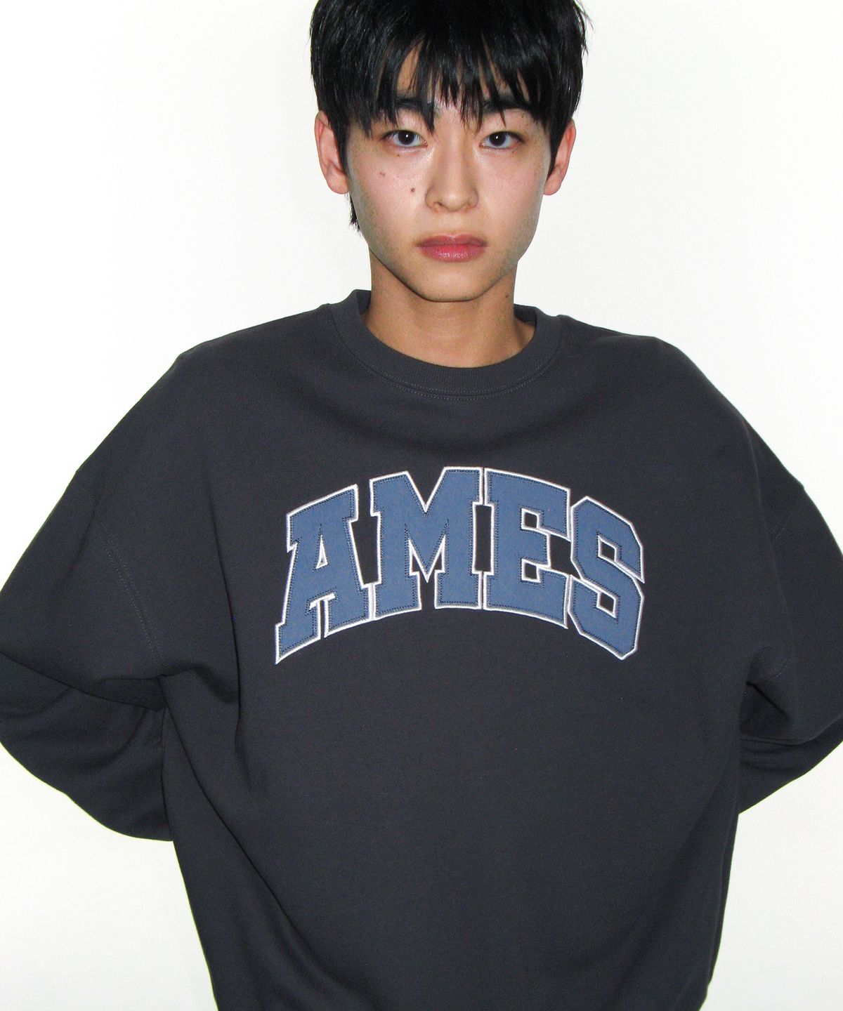 아메스 월드와이드(AMES-WORLDWIDE) BASIC APPLIQUE SWEATSHIRT DEEP CHARCOAL