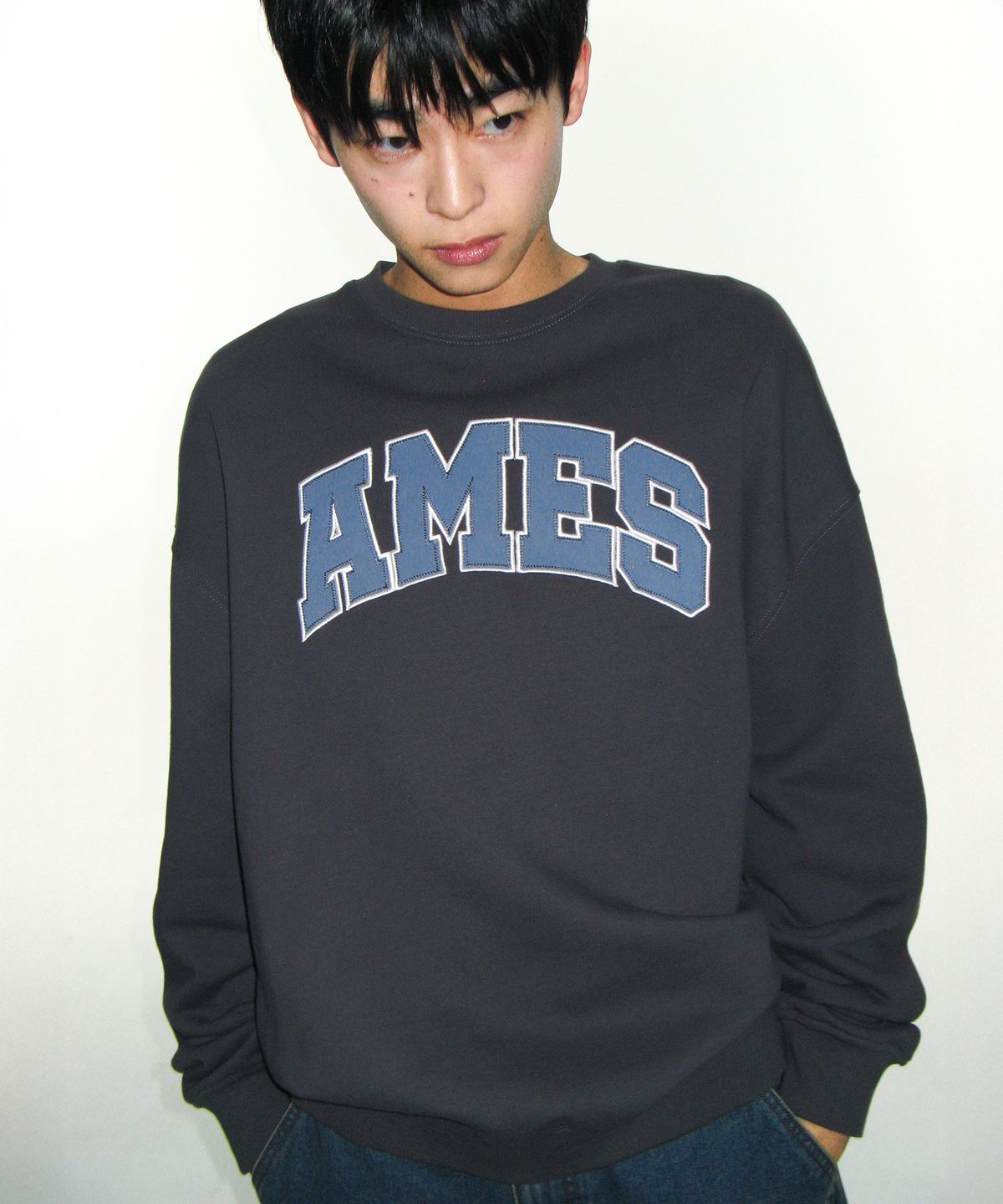 아메스 월드와이드(AMES-WORLDWIDE) BASIC APPLIQUE SWEATSHIRT DEEP CHARCOAL