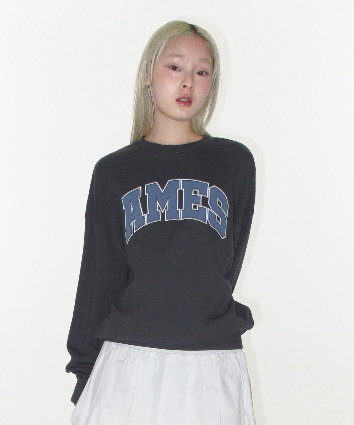 아메스 월드와이드(AMES-WORLDWIDE) BASIC APPLIQUE SWEATSHIRT DEEP CHARCOAL