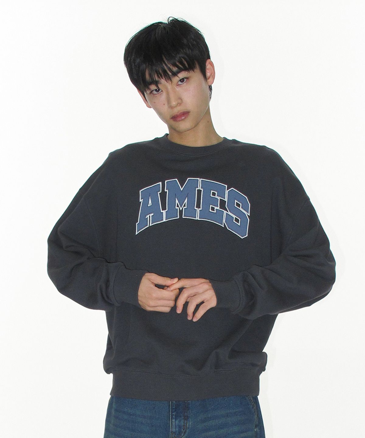 아메스 월드와이드(AMES-WORLDWIDE) BASIC APPLIQUE SWEATSHIRT DEEP CHARCOAL
