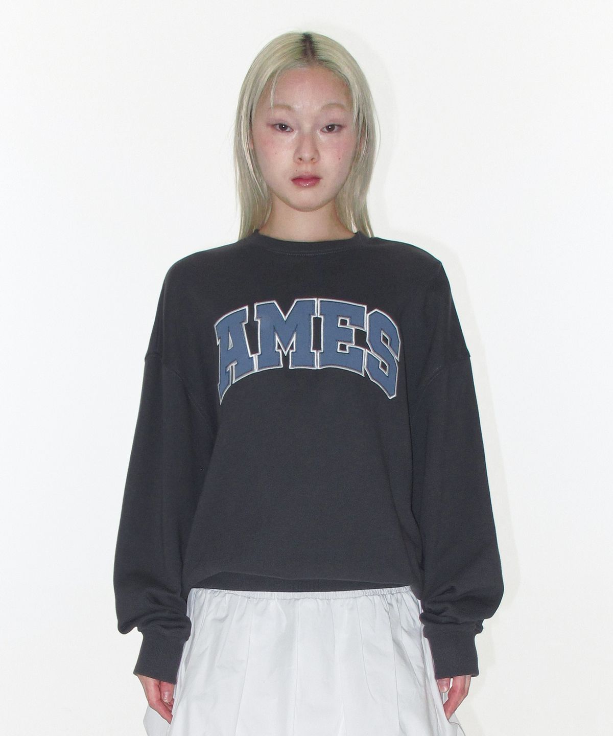 아메스 월드와이드(AMES-WORLDWIDE) BASIC APPLIQUE SWEATSHIRT DEEP CHARCOAL