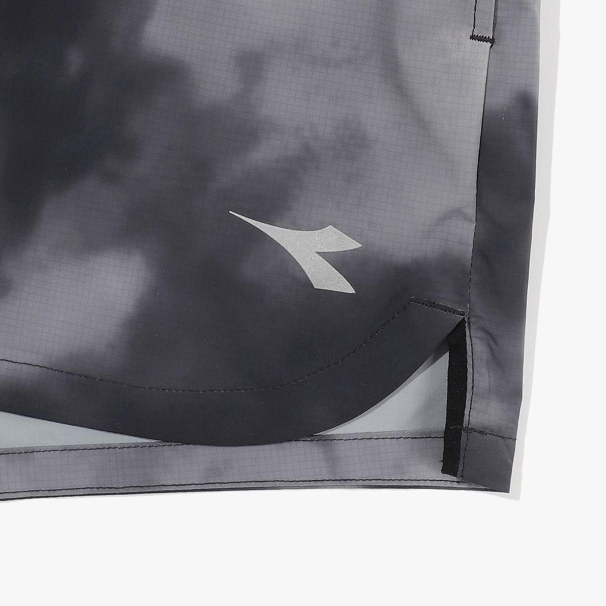 디아도라(diadora) 이큅 워싱 DTP 4인치 러닝 쇼츠 우먼 BLACK