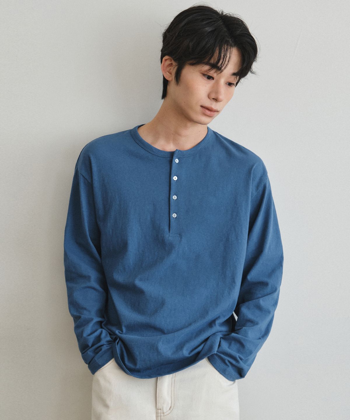 웬즈데이오아시스(WEDNESDAY OASIS) 브리즈 헨리넥 롱 슬리브 티셔츠_BLUE(W26TP02)
