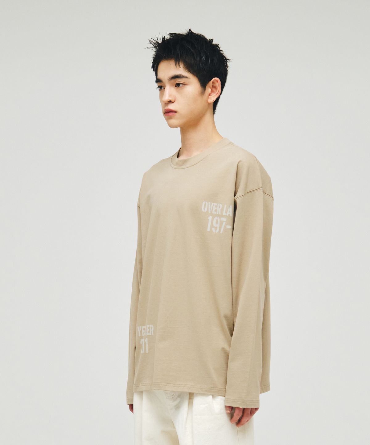 이코르(ECORR) 오버레이 타이포 롱슬리브_베이지