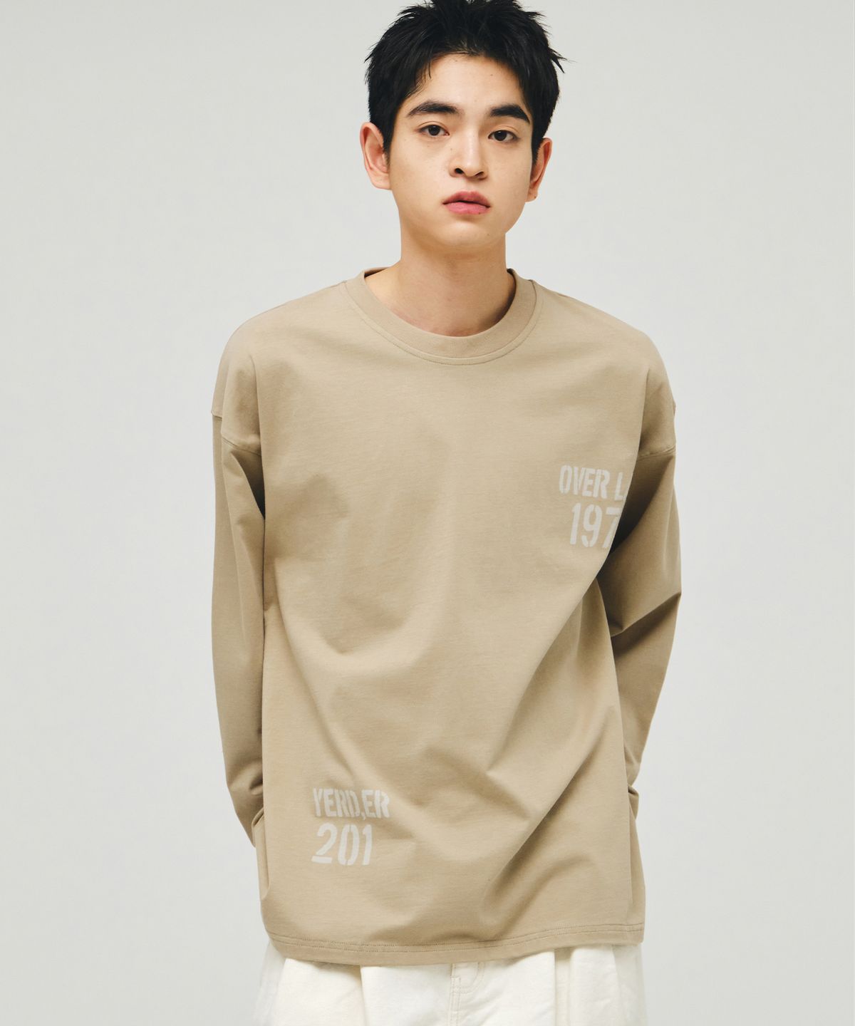 이코르(ECORR) 오버레이 타이포 롱슬리브_베이지