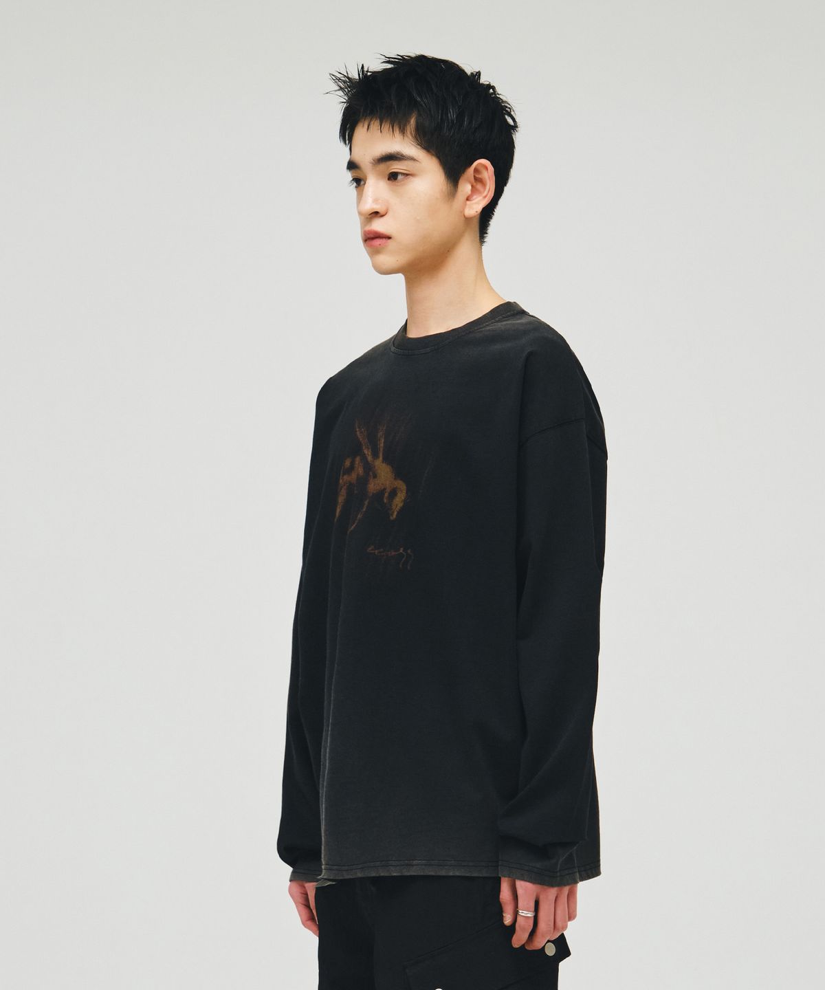 이코르(ECORR) 리버스 워시드 와스프 아트웍 롱슬리브_차콜