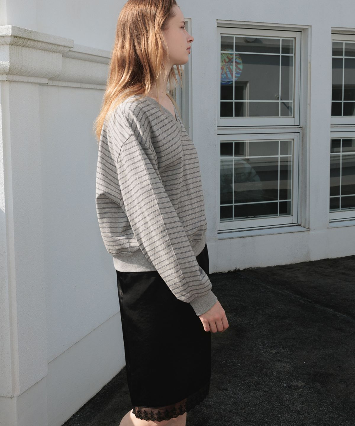 드헤베(DEHEVE) Stripe V-neck Sweatshirt [Gray]