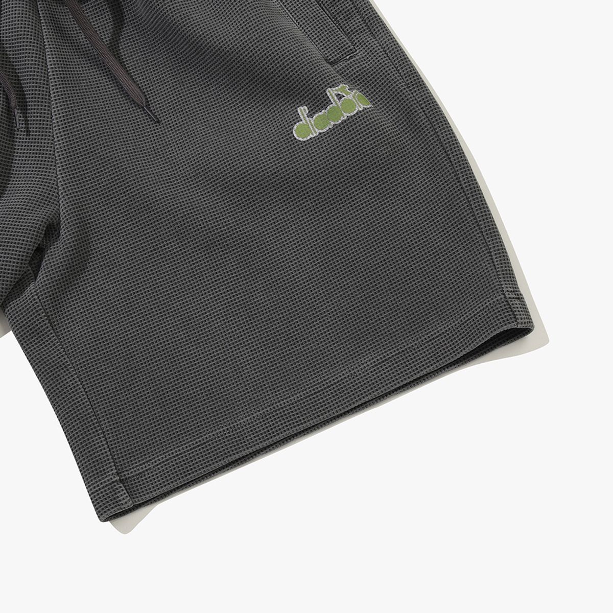 디아도라(diadora) 와플 에어로쿨 4부 워싱 쇼츠 GREY
