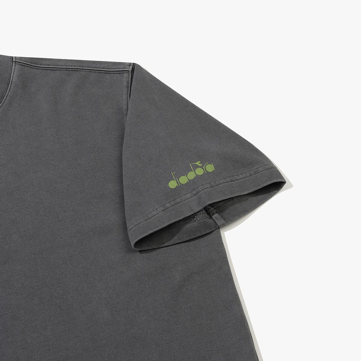 디아도라(diadora) 이큅 워싱 그래픽 백메쉬 반팔 티셔츠 GREY