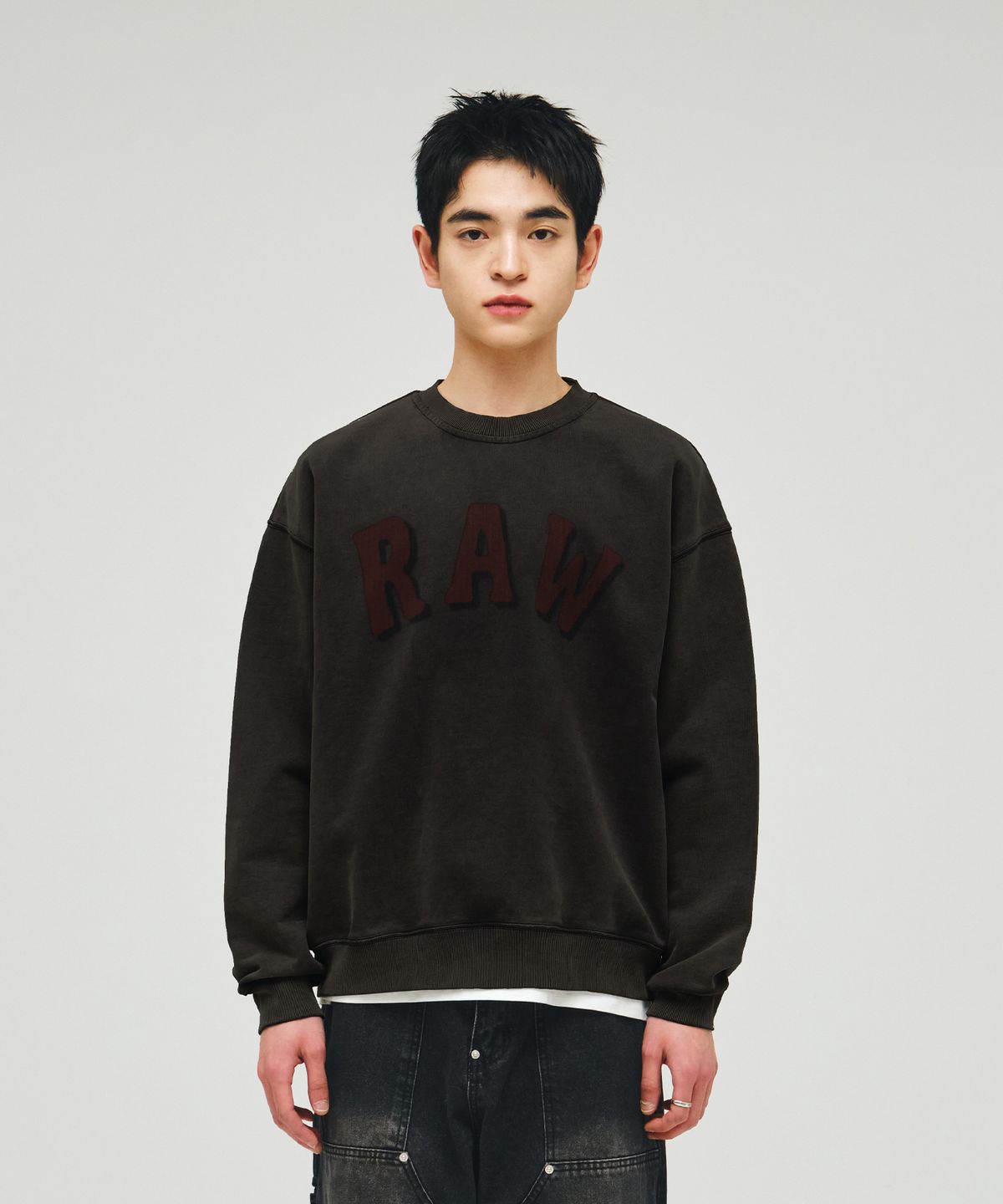 이코르(ECORR) 빈티지 워시드 RAW 스웨트셔츠_차콜