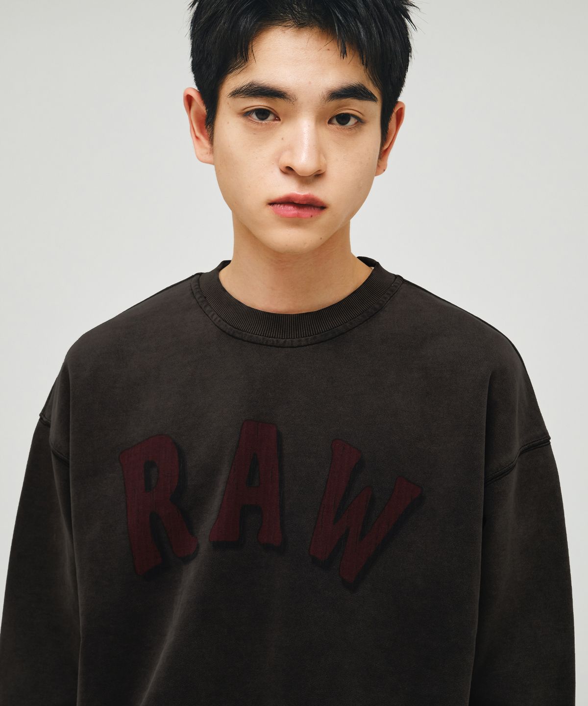 이코르(ECORR) 빈티지 워시드 RAW 스웨트셔츠_차콜