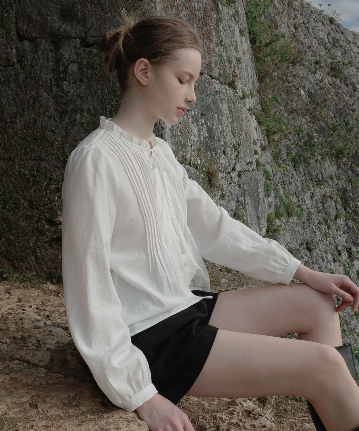 드헤베(DEHEVE) Ribbon Ruffle Blouse [Ivory]