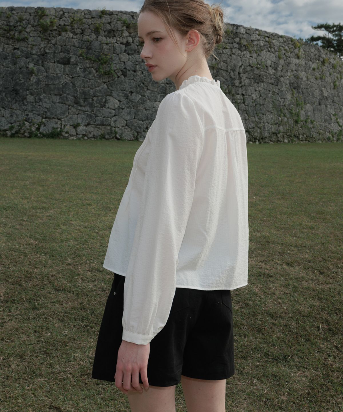 드헤베(DEHEVE) Ribbon Ruffle Blouse [Ivory]
