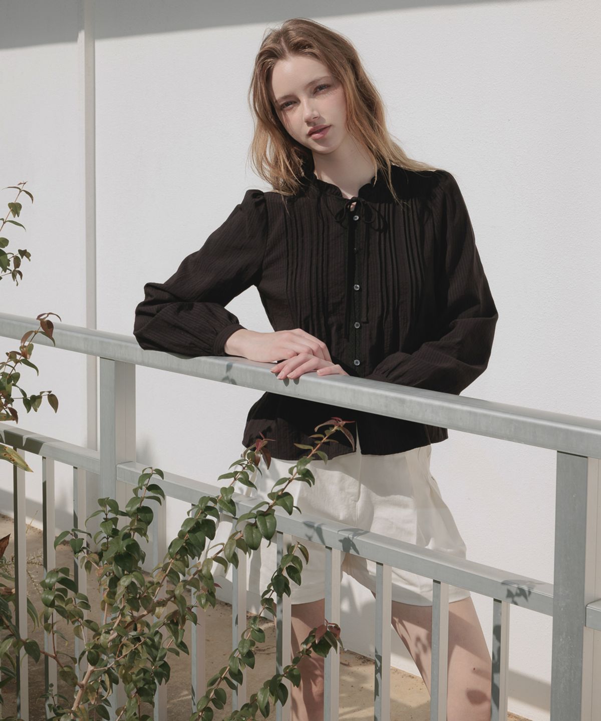 드헤베(DEHEVE) Ribbon Ruffle Blouse [Black]