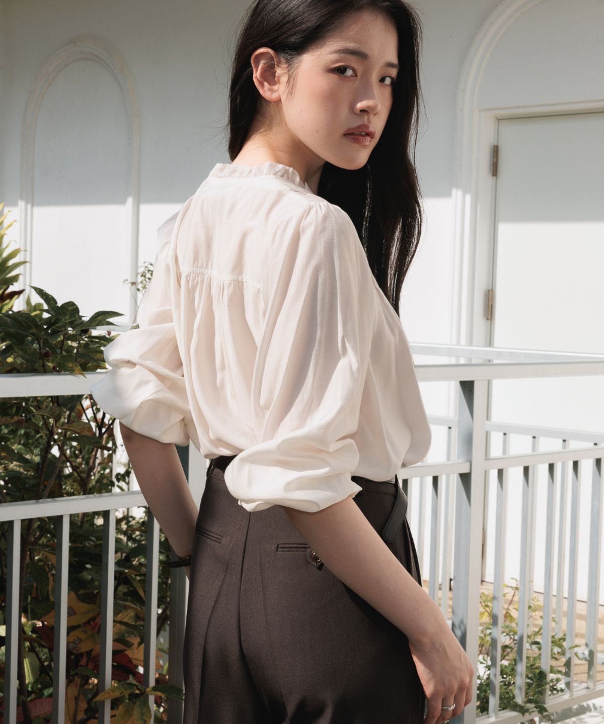 드헤베(DEHEVE) Frill Pintuck Blouse [Ivory]