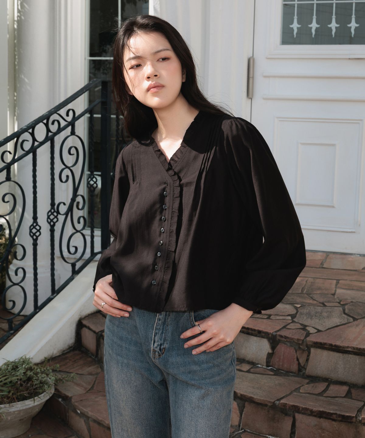 드헤베(DEHEVE) Frill Pintuck Blouse [Black]